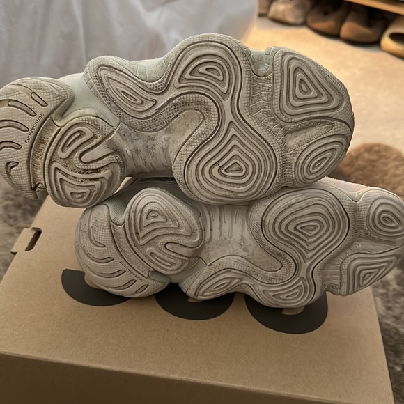 Yeezy 500 - Picture 2 of 5